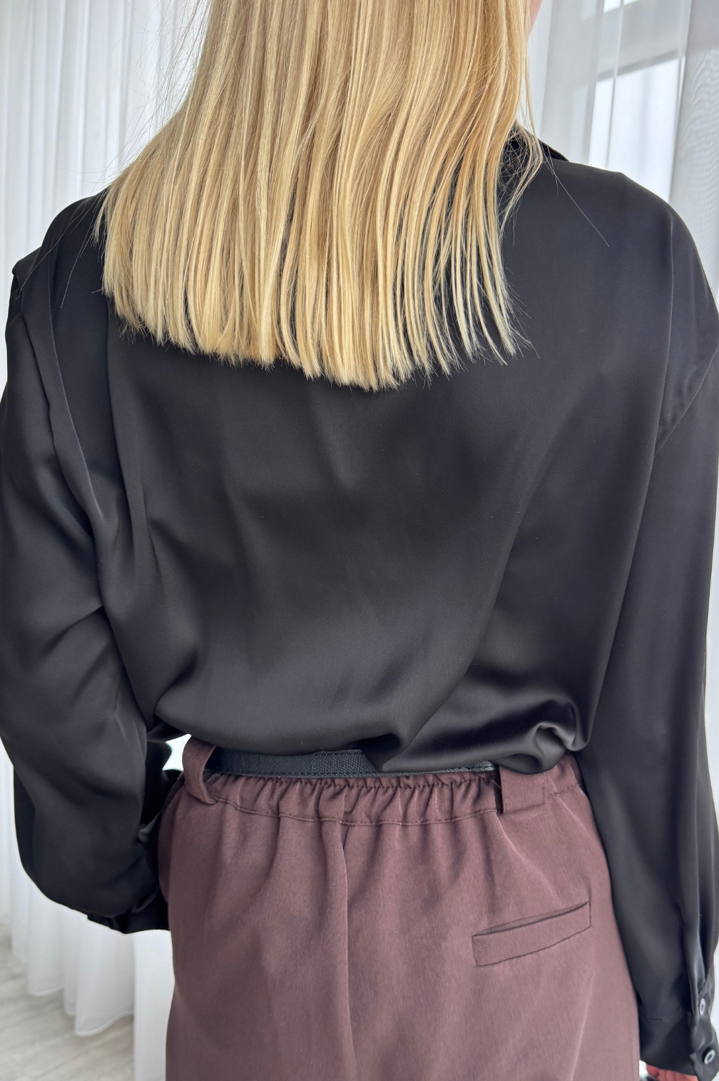 Elegants Melns Brīvā Piegriezuma Krekls