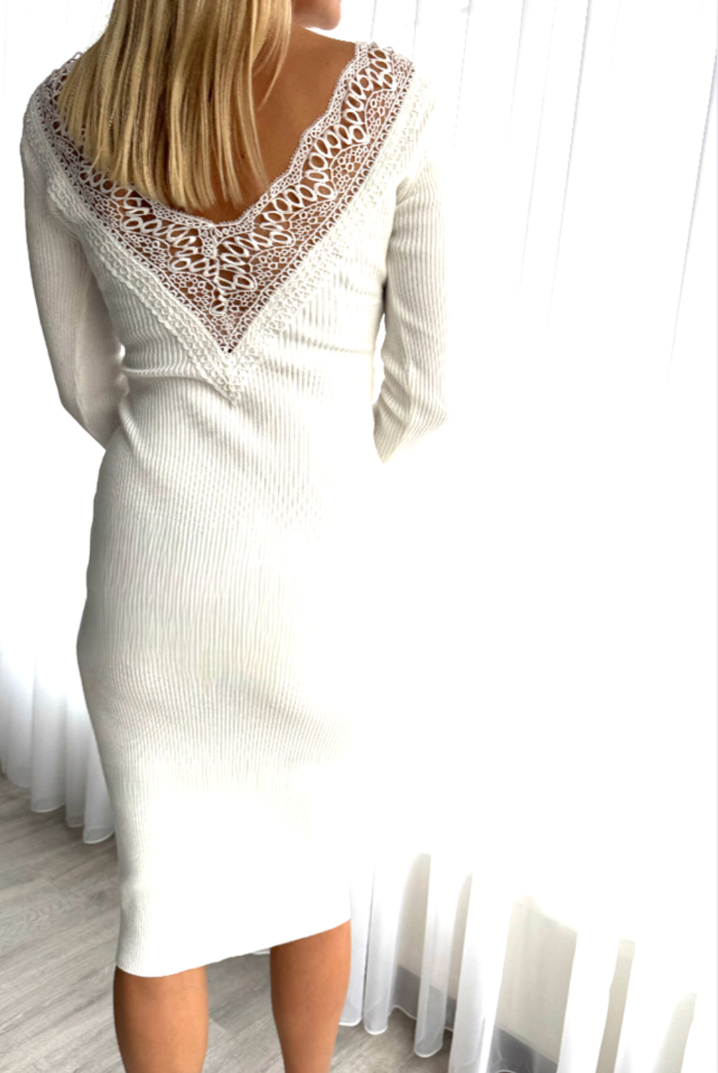 Eleganta Kleita Ar Mežģīņu Muguru