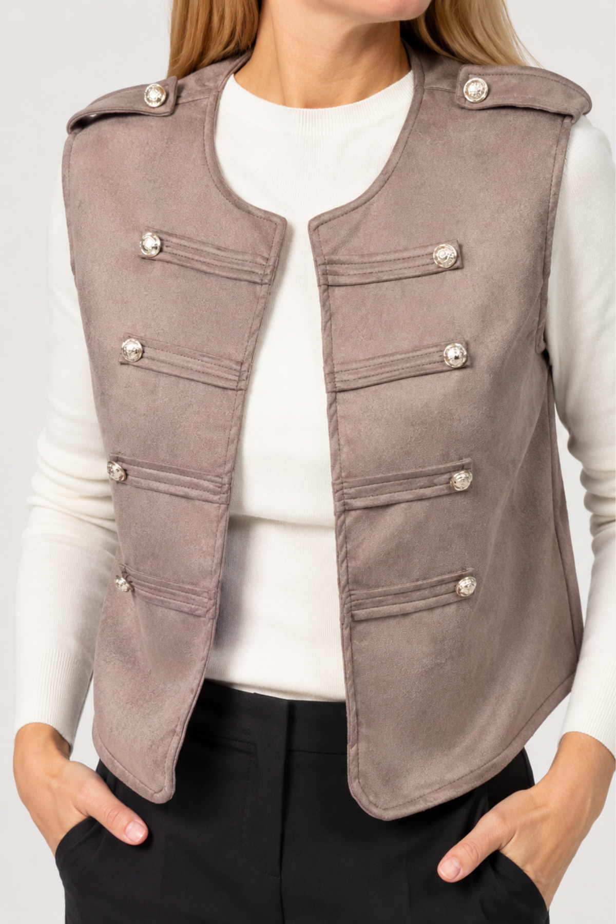 Moderna veste ar dekoratīvām pogām