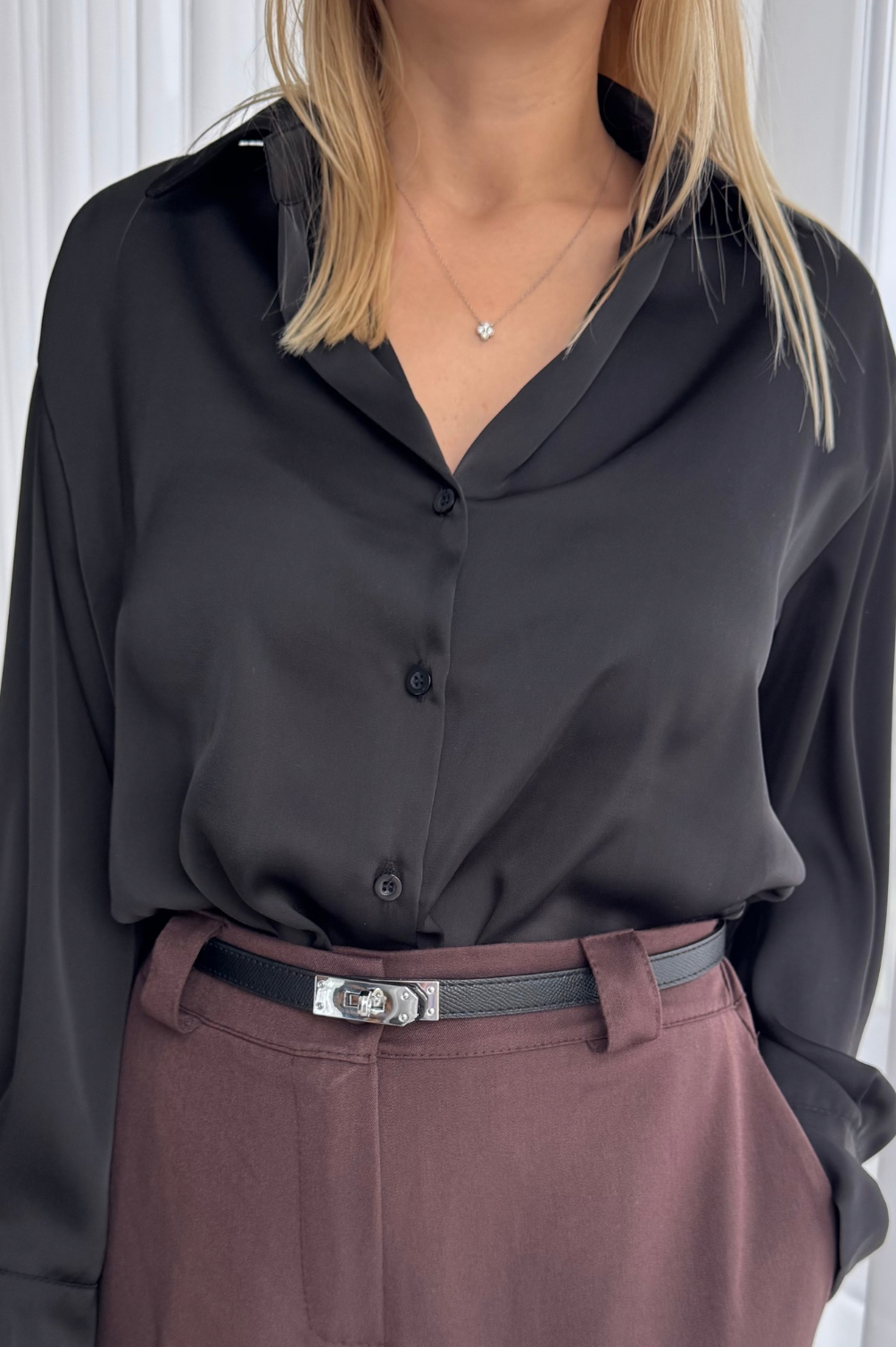 Elegants Melns Brīvā Piegriezuma Krekls