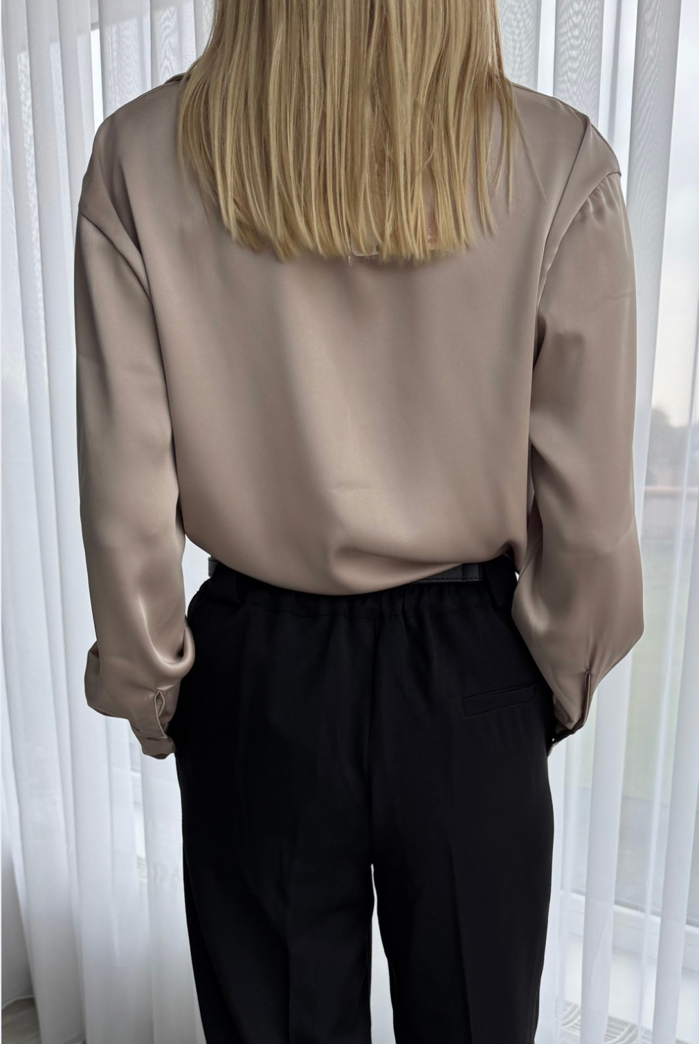 Elegants Bēšs Brīvā Piegriezuma Krekls